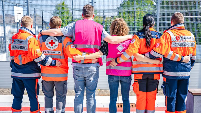 Menschen von verschiedenen Rettungsdiensten – KatHelfer Pro koordiniert Helfende