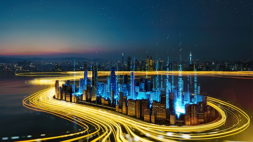 Stadt bei Nacht mit blau leuchtenden Hochhäusern und Lichtspuren - symbolisiert Secure Networking