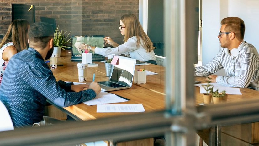 Personen arbeiten im Büro mit dem SovereignDesk der Telekom für die öffentliche Verwaltung.